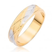 Two-tone ring with rhombic pattern and vertical grooves