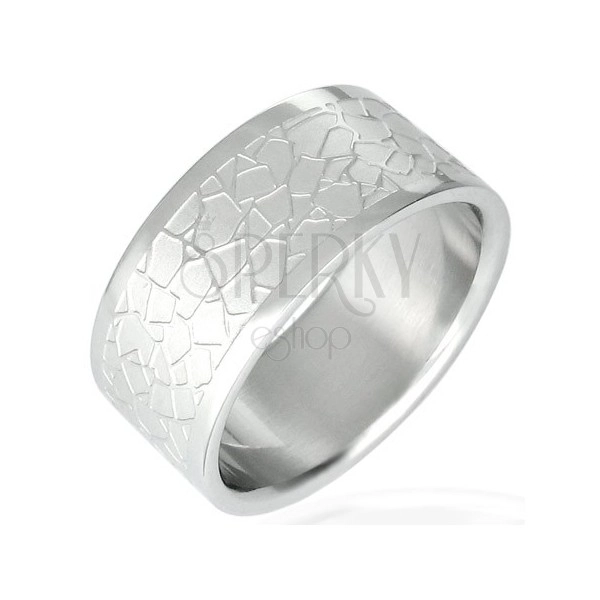 Steel ring with irregular pattern