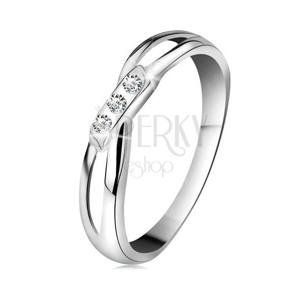 14K gold ring - three round diamonds in clear colour, split shoulders, white gold