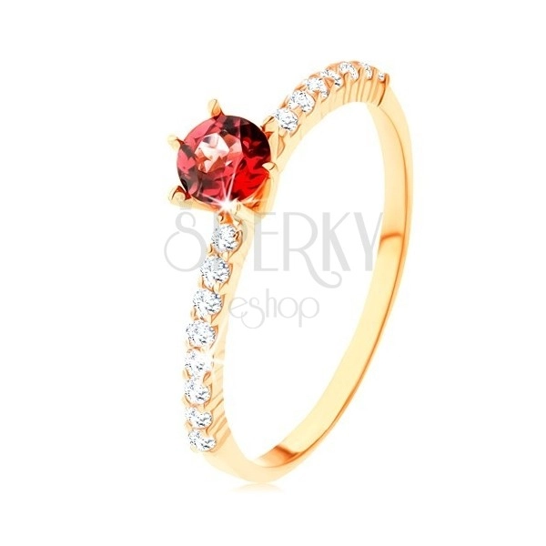 Ring in yellow 9K gold, raised red garnet, clear zircon lines