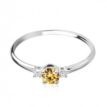 14K White gold ring – a round citrine with two zircons on sides