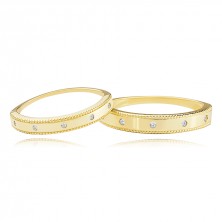 585 yellow gold bands - five clear brilliants, grooved edges