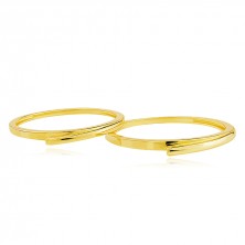 Slim bands in 14K yellow gold - extended shoulder, smooth surface