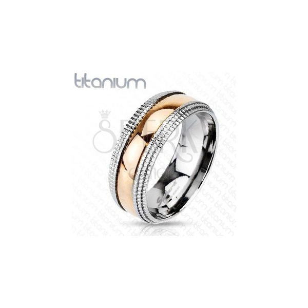 Titanium ring with line in gold colour and patterned sides